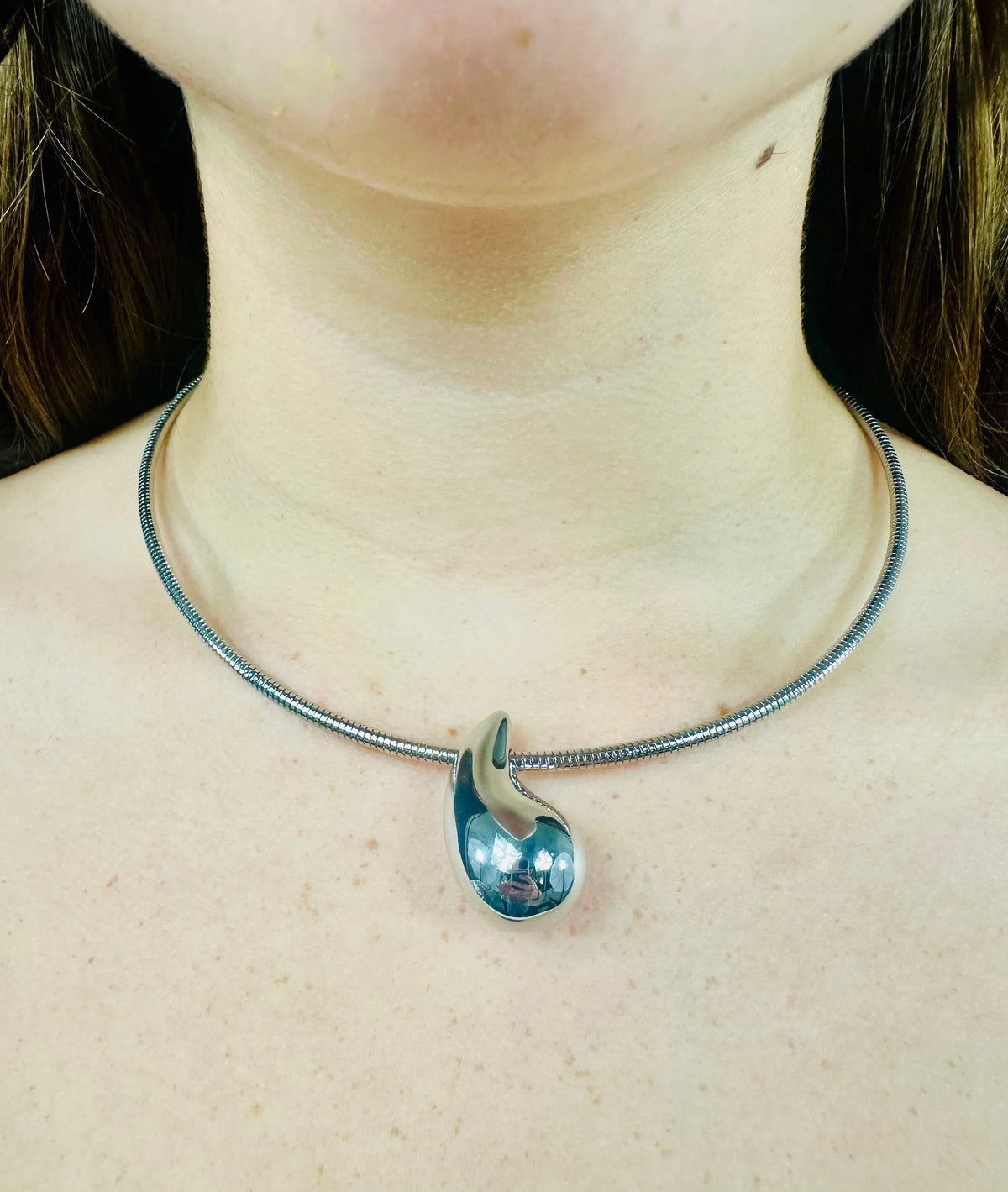 Teardrop Elegance Choker
Necklace (Silver)